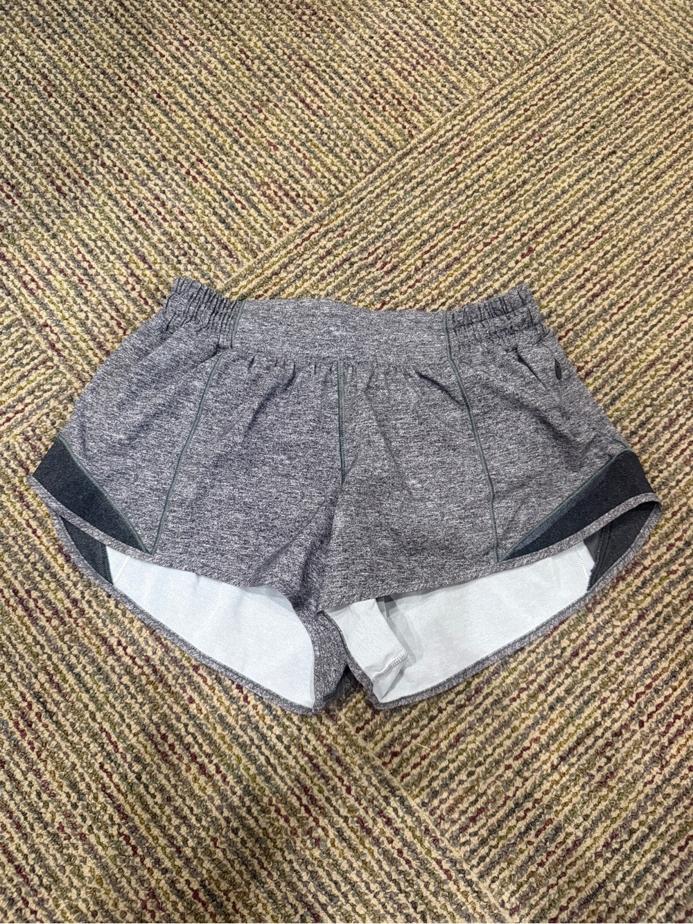 Lululemon Heather Gray Hotty Hot Low Rise Lined Shorts Size 6 Reg 2.5” Inseam